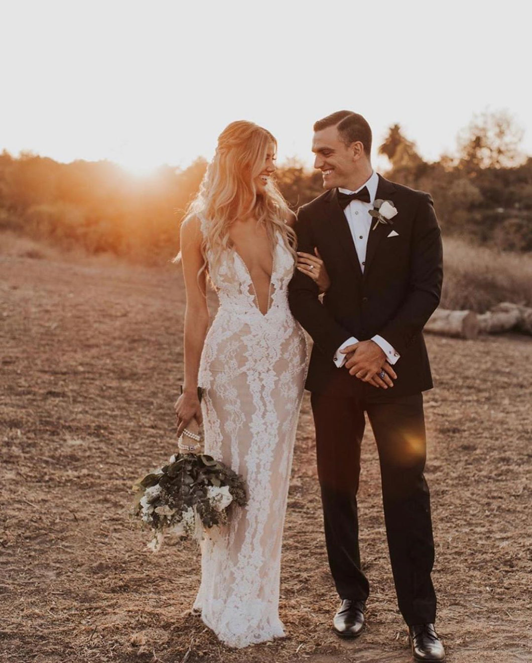 Mermaid/Trumpet Attractive V-neck Lace Wedding Dress JKZ6306|Annapromdress