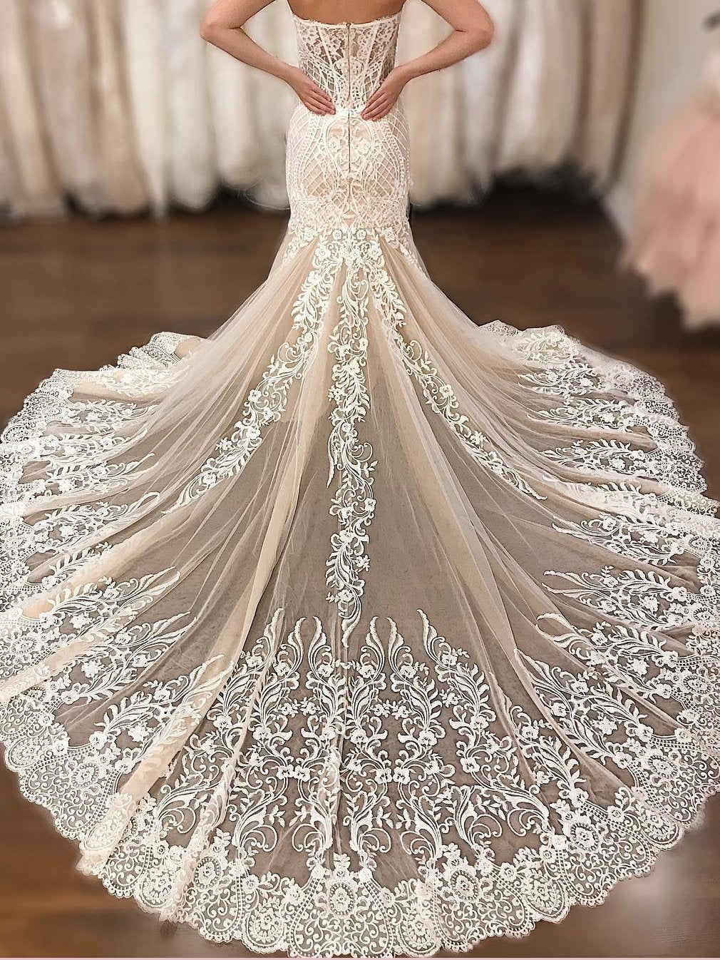 2018 Chic Trumpet/Mermaid Sweetehart Sleeveless Lace Wedding Dresses Sweep/Brush Train Wedding Dress AMY2379