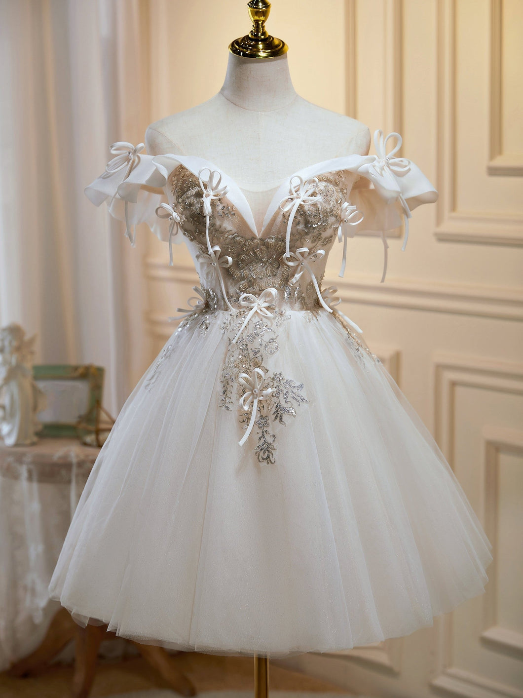 Chic Off The Shoulder V Neck Tulle Short Homecoming Dresses