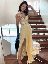 A-Line/Elegant V-neck Organza Ruffles Sleeveless Prom Dresses