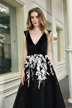 Attractive Black V-neck Aline Prom Dress White Floral Appliques Tulle Party Dress