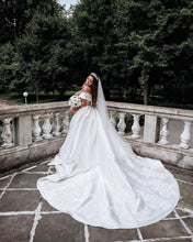 Sweetheart Cap Sleeve Ball Gown Wedding Dress Satin Lace Appliques Wedding Dress with Long Train JPE4840